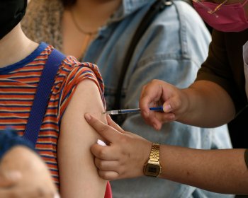Você Deve Vacinar seu Filho Contra a COVID-19