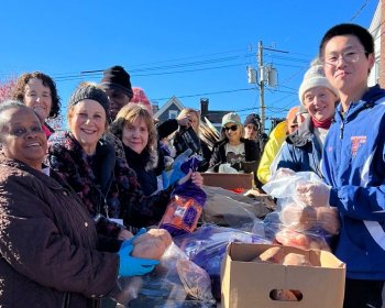 Despensa de Alimentos Daily Bread Ayuda a la Comunidad a Celebrar el Día de Acción de Gracias