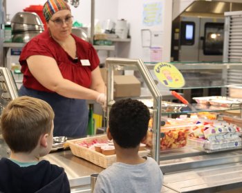 Instituto de la Granja a la Escuela: Aumentando la Cantidad de Frutas y Verduras Frescas Locales en las Comidas Escolares