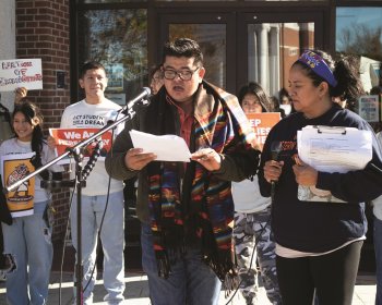 Tras Elecciones Presidenciales, Cientos de Personas se Reúnen para Demostrar que Danbury Está Unida para los Inmigrantes