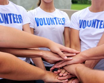 El Voluntariado Respalda una Misión Más Amplia: Fortalecer Nuestras Comunidades