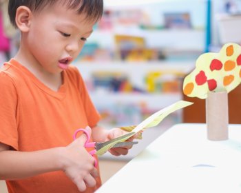 Apoyando el Arte Creativo con Niños en Edad Preescolar