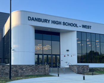 Escola de Ensino Médio de Danbury Reimagina o Aprendizado Através de Academias de Carreira
