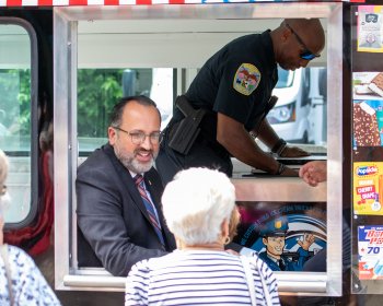 Experimente Programas Especiales en el Elmwood Hall Danbury Senior Center